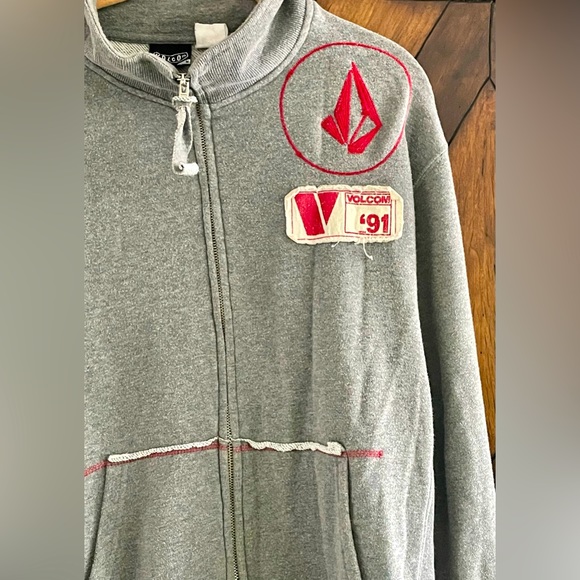 Vintage Gray and Red Y2K Distressed Volcom 1991 Sweatshirt Hoodie Size M - Picture 2 of 9